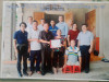Ông Trần Văn Lãng chủ tịch BCH Họ Trần tỉnh Hải Dương tặng quà cho ông gia đình Trần Văn Tám