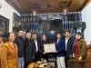 Thường Trực BCH họ Trần tỉnh chúc tết  và trao bằng khen họ Trần Việt Nam tặng cho bà Trần thị Ngạn