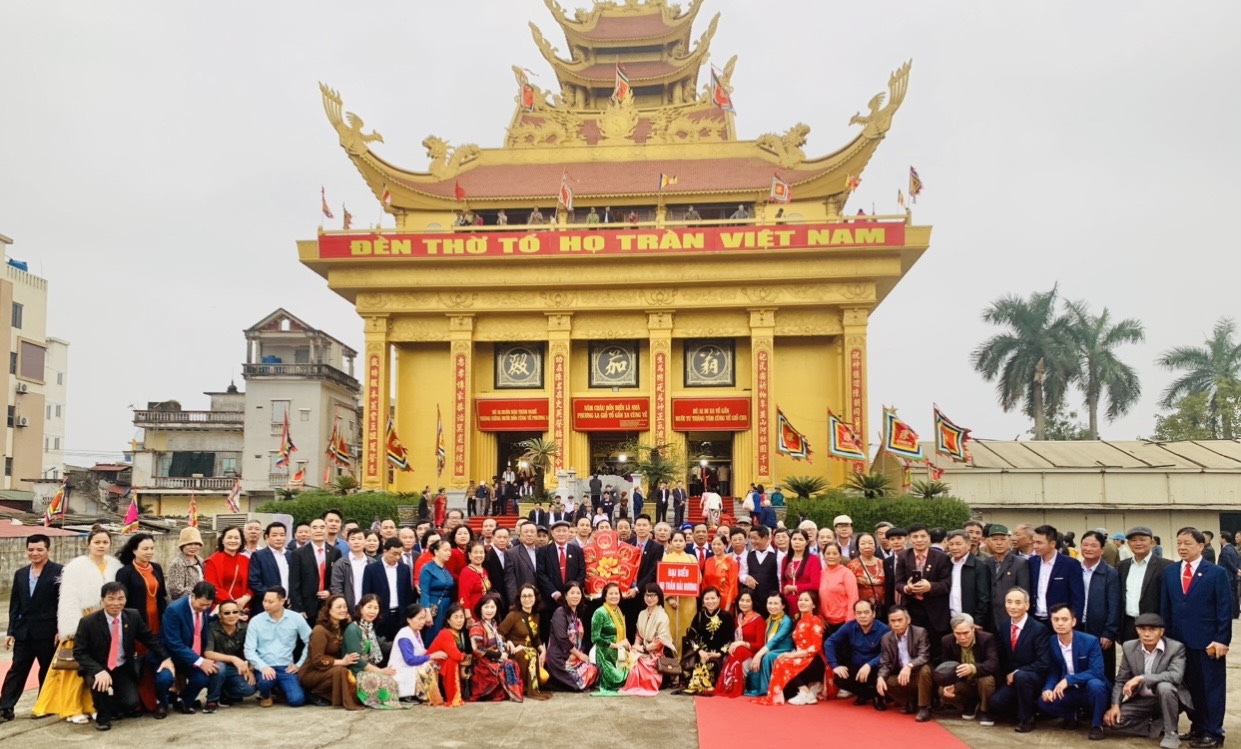 Đoàn họ Trần - Hải Dương về dự giỗ tổ họ Trần - Việt Nam và thăm đền Trần - Thái Bình tháng Giêng năm Giáp Thìn